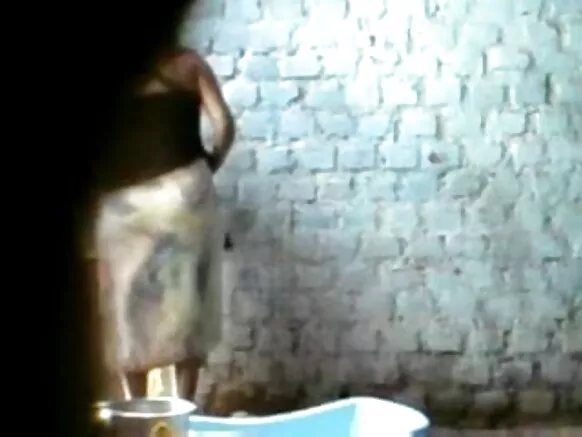 बेवकूफ छोरा मूवी भोजपुरी सेक्सी बूढ़ी बहन बेवकूफ नहा रही है