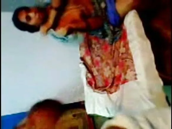 देसी चाची ने गड़बड़ पति द्वारा मदरासी सेक्सी फिल्म