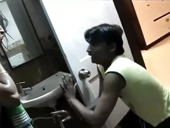 सेक्सी सेक्सी बाथ चिक शावर पर जासूसी सेक्सी हिंदी मूवी शो