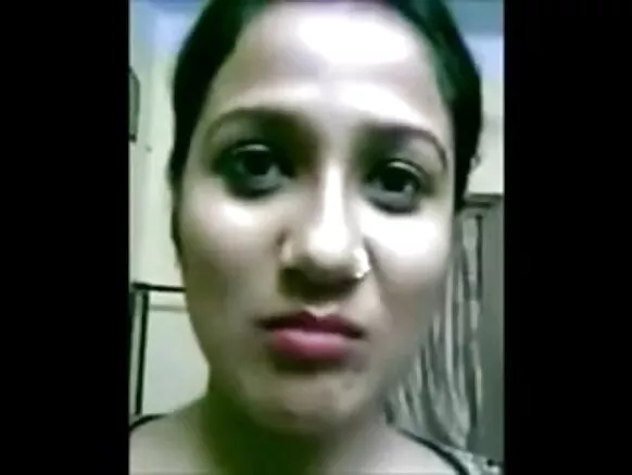 कैमरा रै वास्तै मोटी स्तन आळी भारतीय छोरी री पट्टियां - घर रो बणायोड़ो भारत
