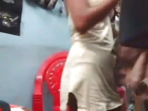 एक दुकान सेक्सी मूवी मे सहज हो रही बड्डे स्तन वाला देसी जोड़ा