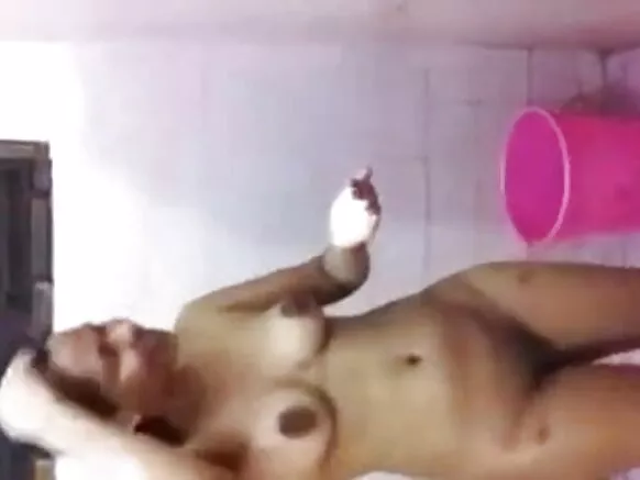 खूबसूरत भारतीय छोरी बाथरूम में एक दोस्त तमिल के साथ अपणी अविश्वसनीय सेक्सी मूवी दिखाती है तमिल