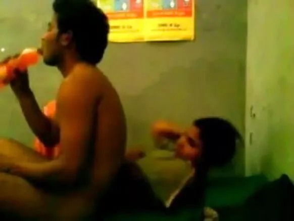 जोड़ा अंग्रेजी रै मांय मूवी वीडियो रै मांय सेक्सी अर मस्ती कर रैया है