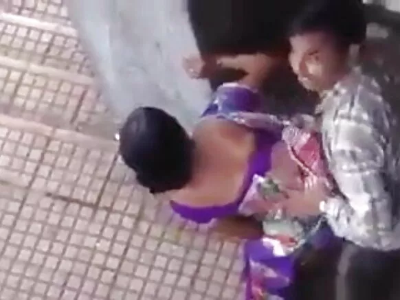सरेआम पकड़े गये भारतीय जोड़े ने सरेआम पकड़े गये प्रेमी को भेजी एक सेक्सी मूवी