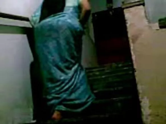 बंगला देसी सेक्सी बीवी घर पर गोज़ फेंक रही 2 PB XXX
