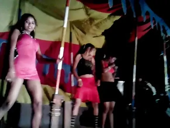 तमिल मुजरा छोरी भीड़ के लिये अपनी चूत दिखा रही सेक्सी मूवी