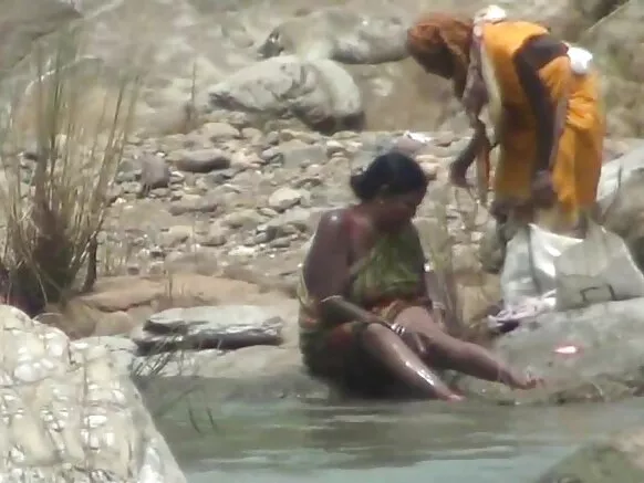 लेडी ओपन एयर करीना कपूर सेक्सी बाथरूम आउटडोर बाथ इन द रिवर बाय हिडन चैम्बर