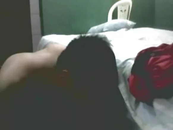 आंटी इंडिया एक सेक्सी मूवी में एक जवान आदमी को चुदाई कर रही है