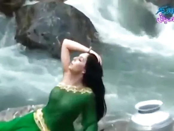 देसी छोरी सेक्सी मूवी देसी साड़ी गीली पारदर्शी स्तन दिखा रही है..बहुत गरम