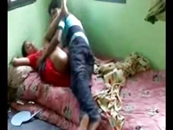 देसी छोरा घर में वेश्या को चोदता है