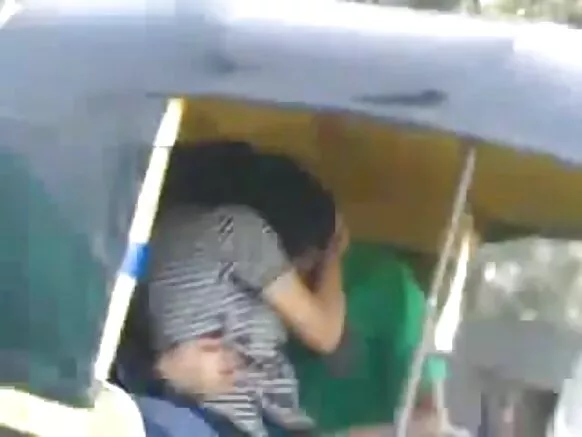 देसी किस इंगुर की सेक्सी मूवी ऑटो रिक्शा