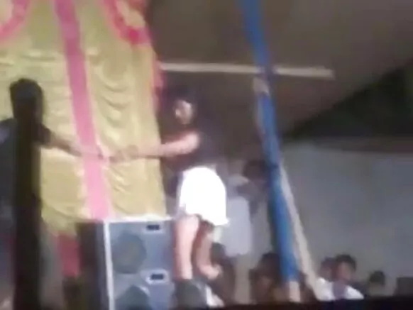 भारतीय छोरी ने एक सार्वजनिक सेक्सी छवि पर एक नग्न स्ट्रिपटीज दिखाया