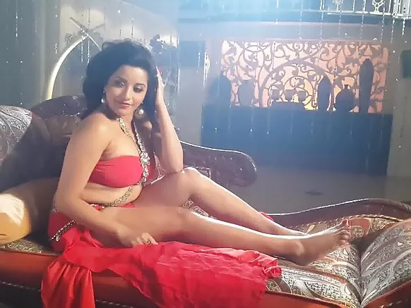 कोई, प्लीज मोनालिसा नै बॉलीवुड लावा अर फॉल री सेक्सी मूवी बणाओ।