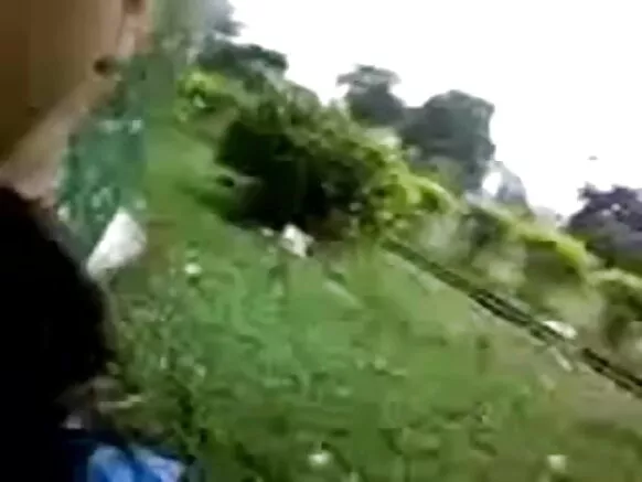 देसी बेब अंग्रेजी रै मांय सेक्सी नीली स्तन नै चूमती अर उजागर करै है
