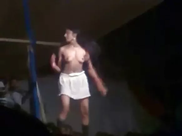 भारतीय छोरी सेक्सी मूवी सेक्सी स्ट्रिप डांस छोरी शो शो सार्वजनिक में