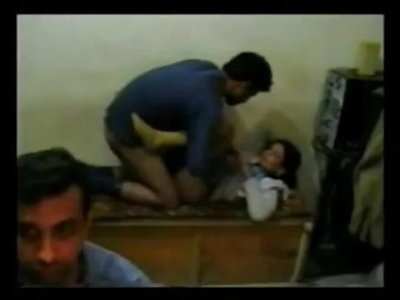 पाकिस्तानी मोबाइल री छोरी कुछ ही मिनटां मांय अंग्रेजी मांय दो बिलकुल सेक्सी छोरां नै लेयगी