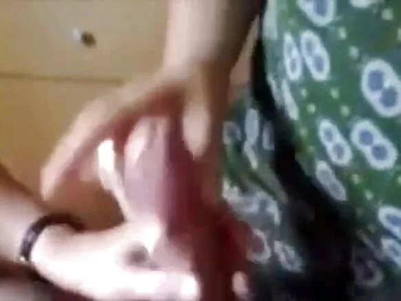 दिल्ली गृहिणी जीजा को भूसा दे रही है