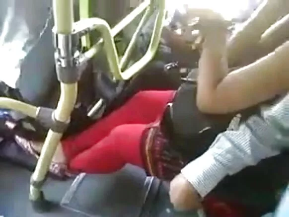 सेक्सी हिंदी मूवी और देखी सेक्सी हिंदी आदमी बस में छोरी के स्तनां से खेलते हुए