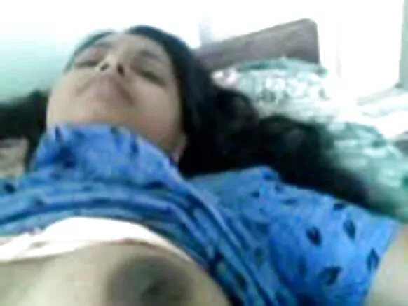 खूबसूरत चाची आपरा शानदार अर खूबसूरत सेक्सी स्तन दिखा री है