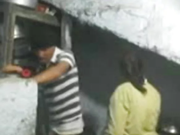 नार्थ इंडिया सेक्सी फोटो सेक्सी सेक्सी छोरा कैमरो ठीक करै है अर आपरी चाची नै चोदै है