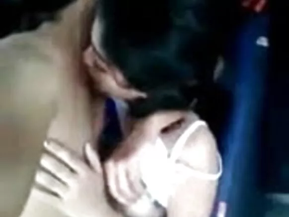 सुपर हॉट देसी इंडियन गर्लफ्रेंड इंडियन कार में खेली