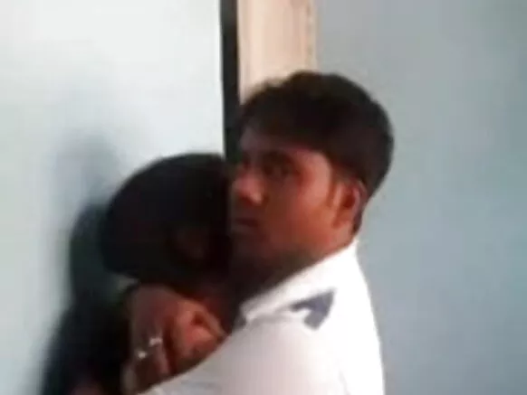 भारतीय छोरी एक सेक्सी मूवी वीडियो देख कर मस्ती कर रही है
