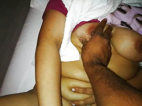भारतीय महिला अपने हाथ से भूसे की मालिश करा रही है