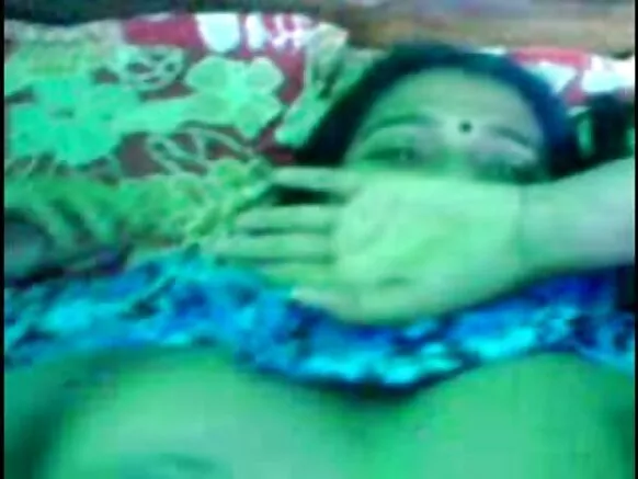 बंगला देसी देसी चाची अपनी बेटी के दो ट्यूटर्स के साथ सेक्स करती सेक्सी प्राइवेट फिल्म वीडियो