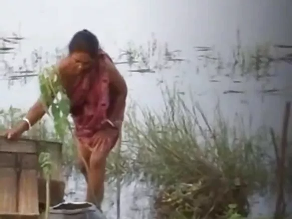 काकी बिना ब्लाउज के स्तन दिखा रही है सेक्सी हिंदी मूवी स्तन दिखा रही है 2