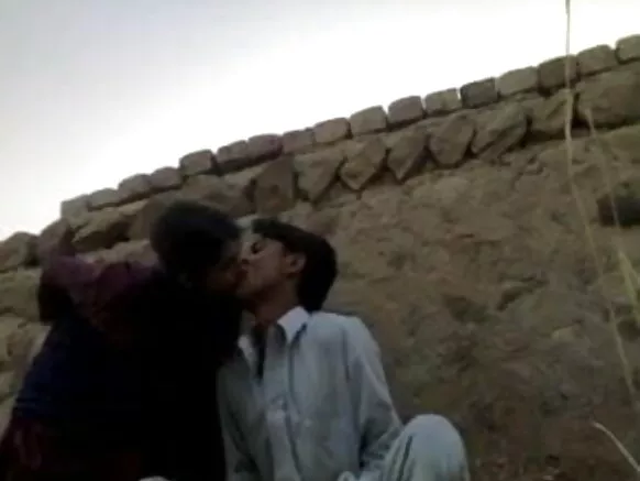 किशोर हिंदी सेक्स किशोर छवि ट्यूब के साथ एक छोरा मैदान में