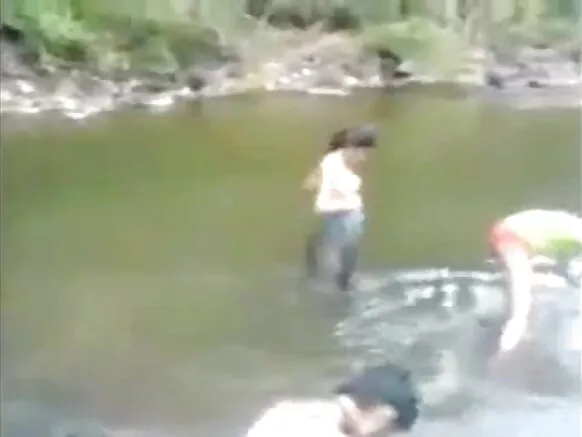 नदी पर सेक्सी सेक्सी भारतीय छोरी अपने प्रेमी के साथ सेक्सी सेक्सी छोरी