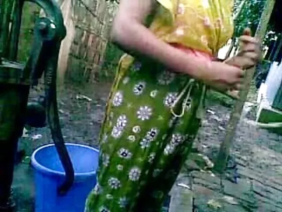 बंगला देसी बेशर्म गाँव की चचेरी बहन नूपुर बाहर स्नान कर रही वीडियो सेक्सी मूवी अंग्रेजी कस्बा देसी